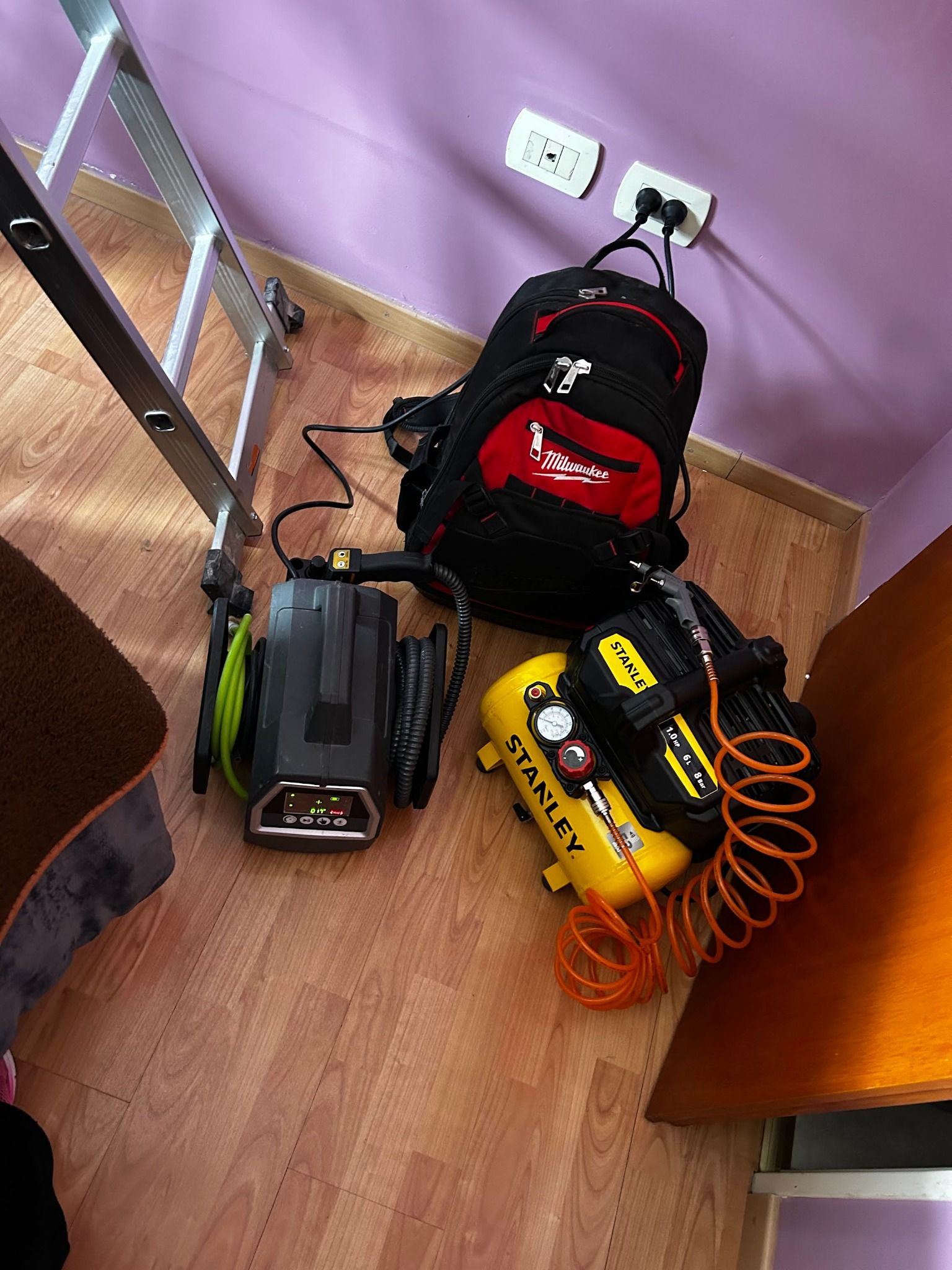 Equipamiento real: hidrolavadora, compresor Stanley y bolso Milwaukee