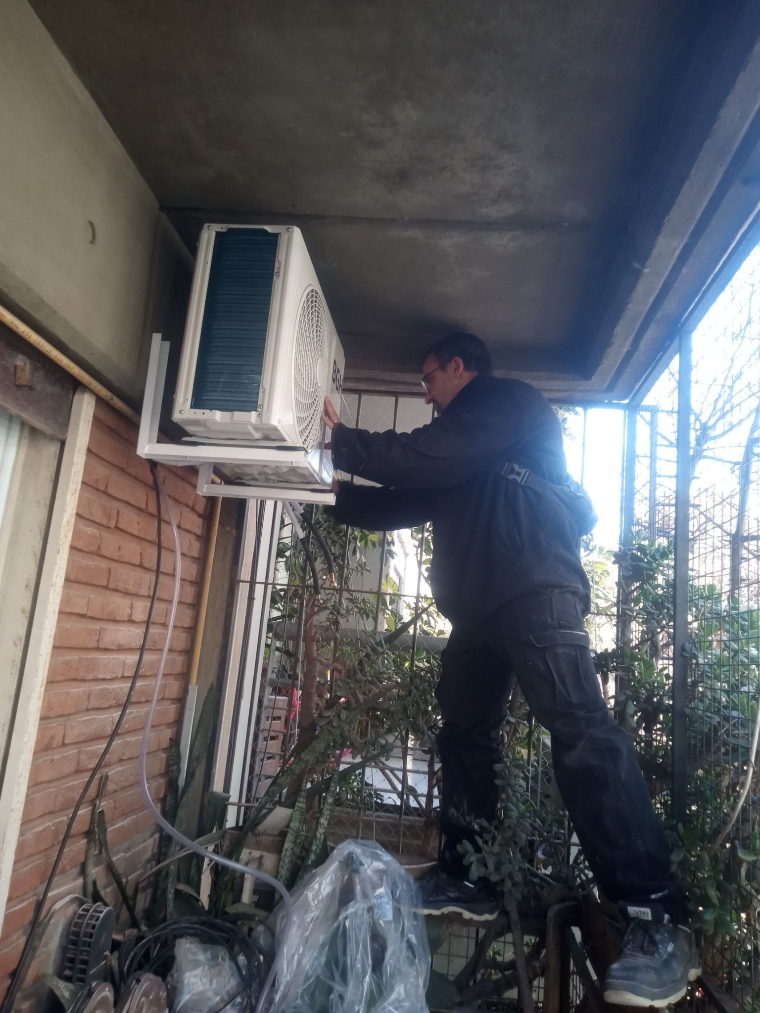 Horacio trabajando sobre una unidad exterior real