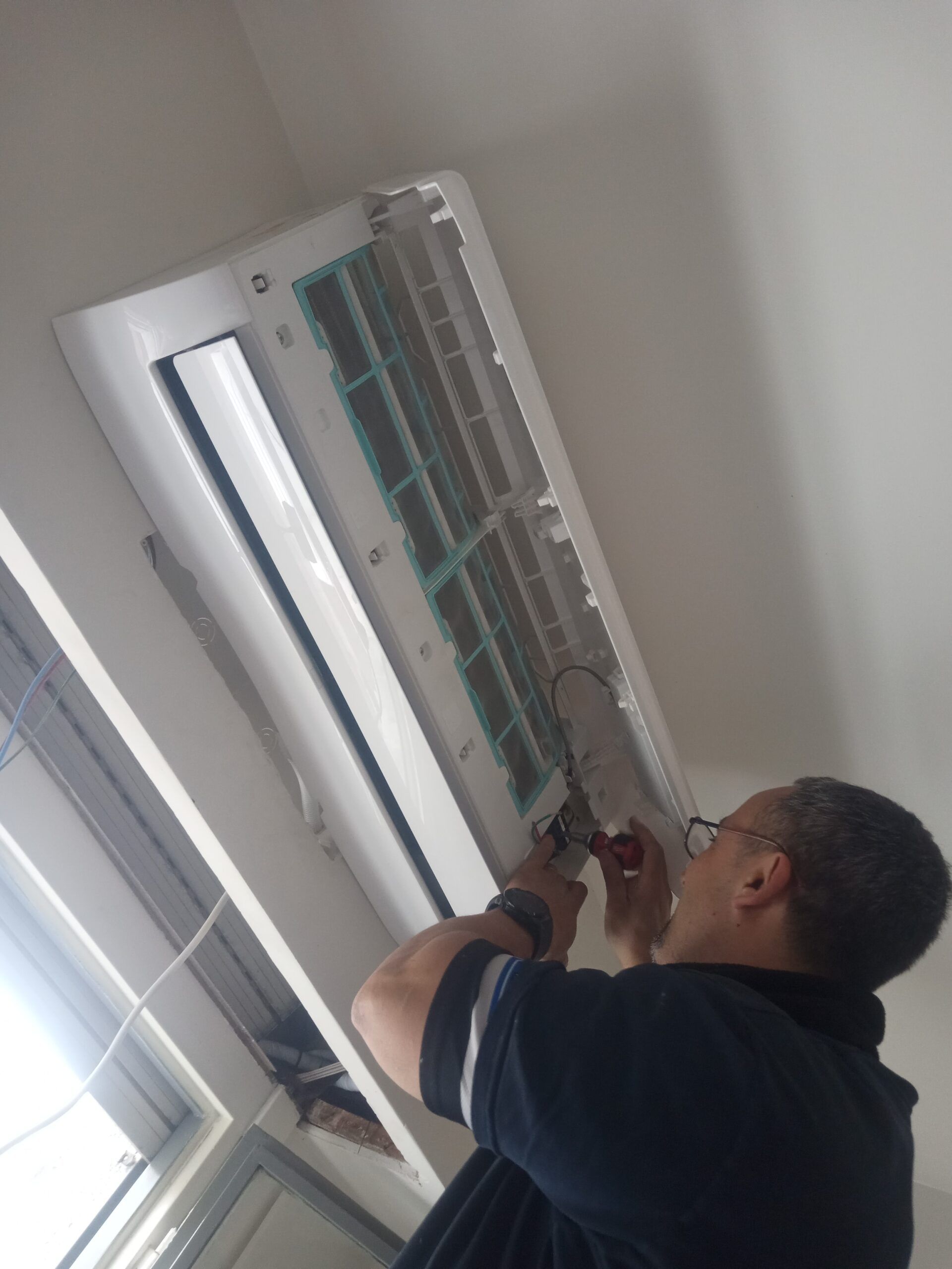 Técnico trabajando sobre la unidad interior