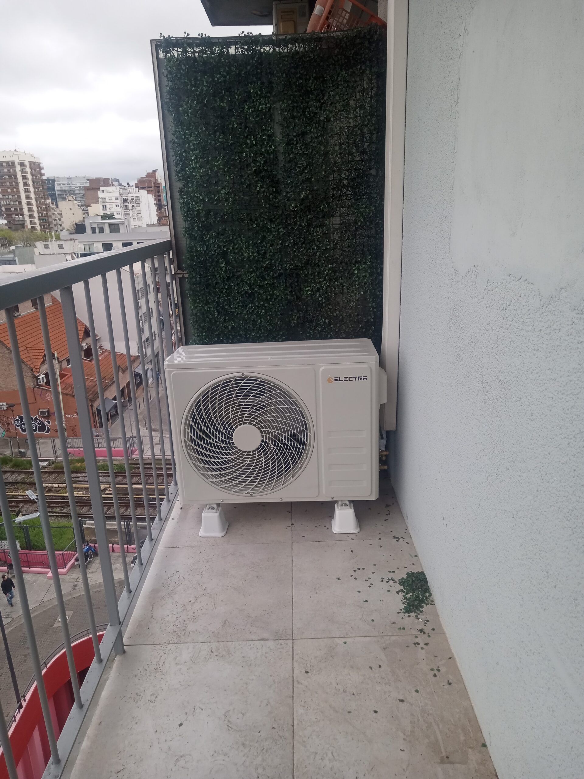 Unidad exterior Electra instalada en un balcón