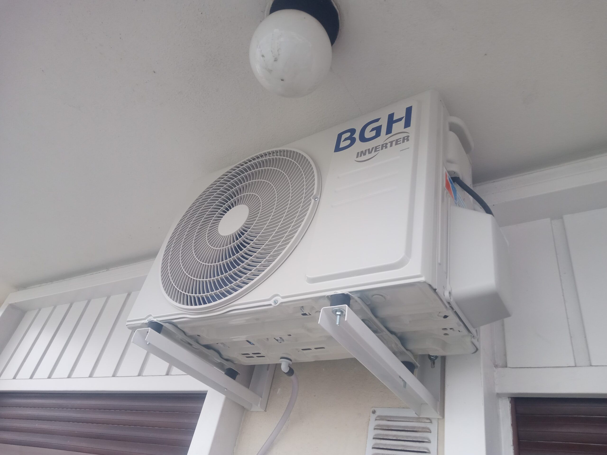 Unidad exterior BGH instalada sobre soportes